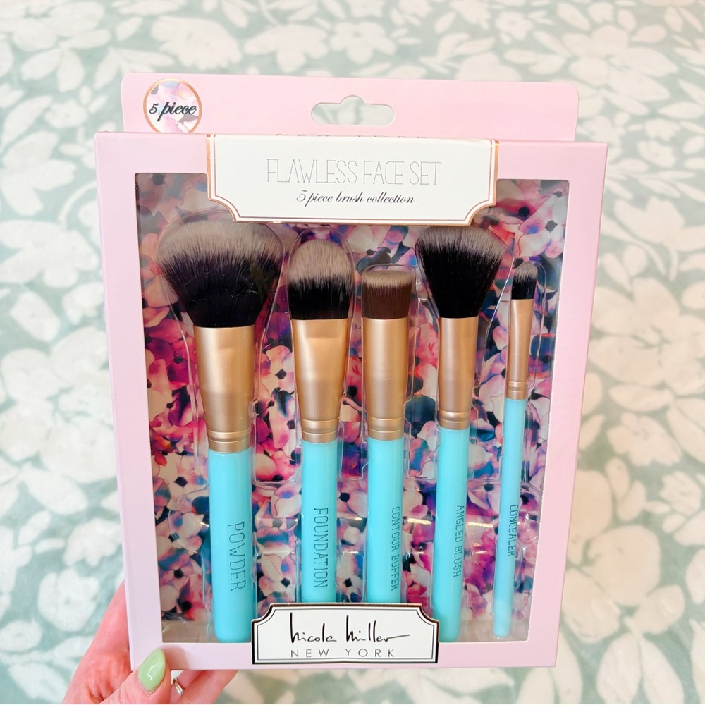 Nicole Miller Flawless Face Set - Aqua and Gold 5-Piece Makeup Brush Collection